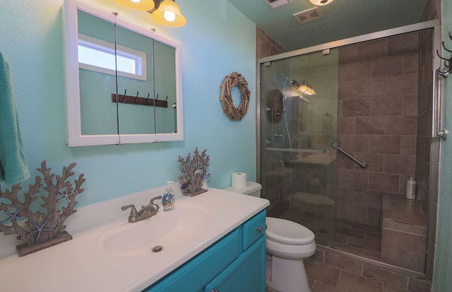 Superb Home With Private Walkover to Beach - Foto 38