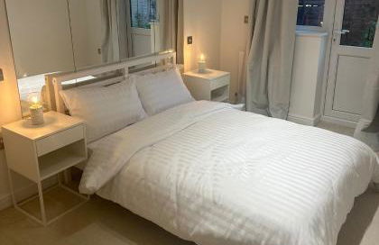 Contemporary detached house short train to London - Photo 15