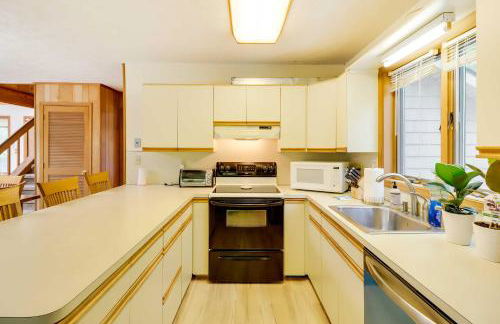 Woodsy Big Bass Lake Hideaway with Fire Pit and Deck! - Foto 9