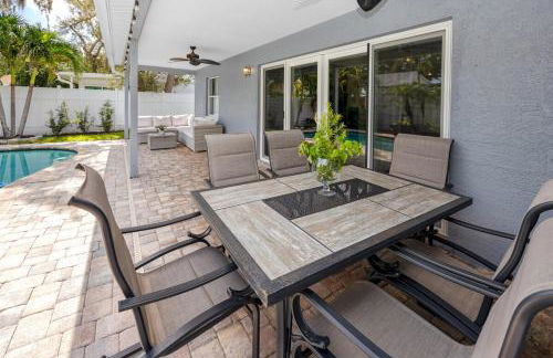 NEW! Palm Harbor Hideaway - Beautiful, Spacious 4BR Home with Amazing Pool - Foto 33