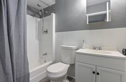 Convenient Mid and Extended Stay Near Airport - Foto 27