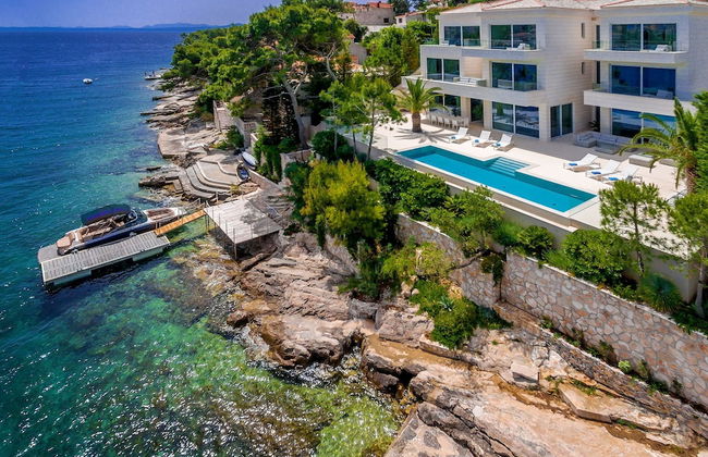 Beachfront Villa Seven Sins with Pool - Foto 1