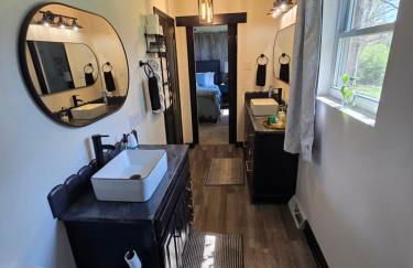 Spacious, Renovated, 5-bedroom Retreat, Near I-85 - Photo 34