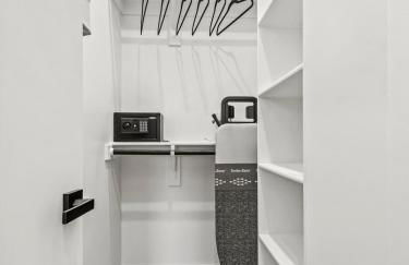 New Modern Dallas Skyline Rooftop Firepit and a Garage - Foto 13