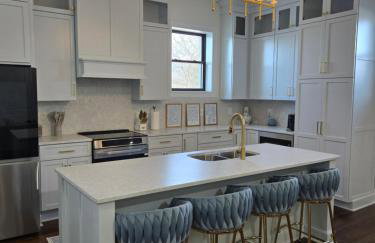 The Luxe Building- 2 Bedroom Apartment in Metropolis - Photo 34