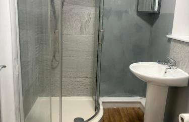 Charming 1BR Garden Retreat Near Downtown - Foto 18