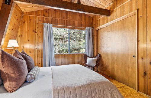 Pet & Kid Friendly Cozy Cabin, BBQ, Firepit, Outdoor Dining, Forest Views - Photo 14