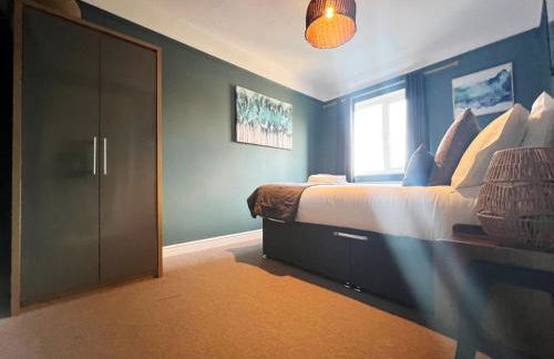 Recently Refurbished 3 Bedroom Home with Parking - Perfect for Longstays - Sleeps 8 - Photo 17