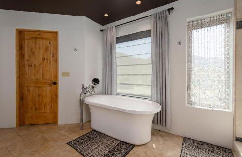 Desert Lily - Sunrise Suite with private hot tub and shared pool - Foto 14