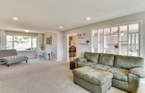 Serene Forest Grove Home with Deck and Stunning Views! - Foto 9