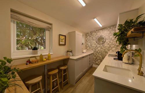 Scenery Hill Hideaways The Coach House Charming Retreat with Jacuzzi and BBQ Hut Near the Lake District - Photo 32