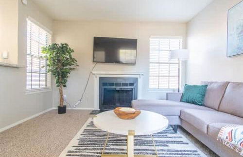 Boulevard Stays Serene 1BR King Suite with Pool Gym & Free Parking 01 - Photo 1