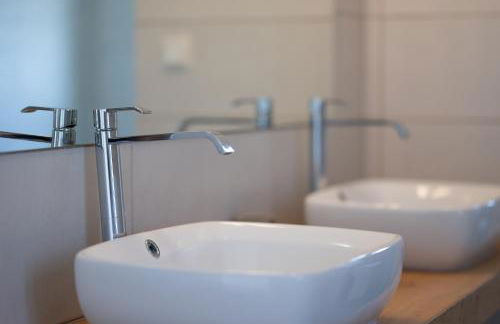 Villa & Stone House with Pool, 10 Mins to Skala Eressos Beach - Foto 25