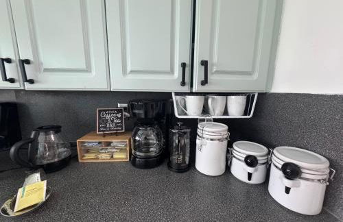 4bdrm Waterfront salt water Pool home with Outdoor theater Game Rm Make up vanities in every room Perfect for Game days and concerts trips to Miami Hard rock stadium and hotel 15 mins away - Foto 12