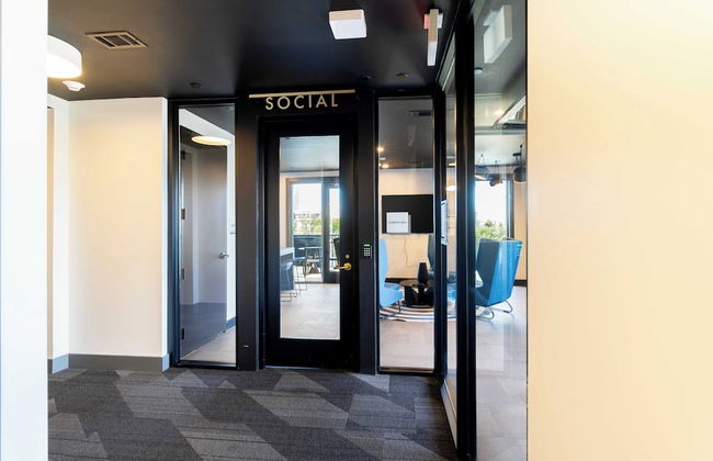 Lindsley by Avantstay Balcony + Modern Design A+ Downtown Location - Photo 25