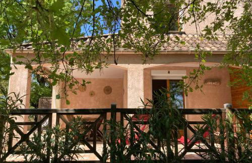 SOUS UN OLIVIER Gîte Le Chêne, au calme avec climatisation et piscine - Foto 3