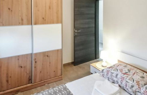 Stunning Apartment In Mladenici - Photo 16