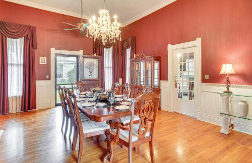 Historic Home with Fireplace and Porch Walkable Area! - Foto 8