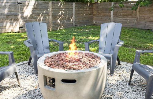 Chic 3BR Home with Fire Pit-Private Yard-Family Friendly - Foto 50