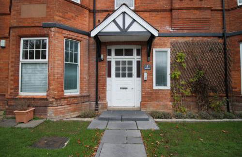 BOHO BEACH HOUSE- SLEEPS 8- 2 MIN DRIVE FROM BOSCOMBE PIER- SUPERFAST WiFi- FLAT SCREEN SMART TV- FREE ON STREET PARKING! - Photo 36