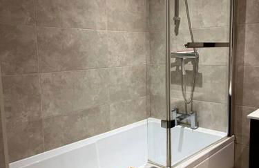 Stylish 1 Bedroom, 2 bed Basement Flat With Free Parking - Photo 20