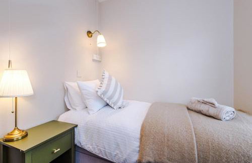 Cosy 3-Bed, Sleeps 5, Free Parking, Long and Short Stays - Photo 36