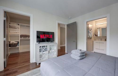 Modern Townhome, Large Game Room, 10min to Downtown! Sleeps 10! - Foto 25