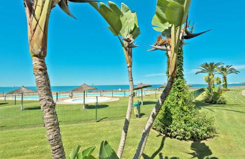 On Beach Deluxe Apartment with Pools and own Garden - Foto 36