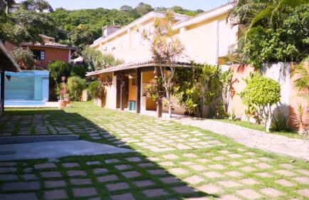 Belíssima Casa com extensa área externa - piscina, sauna, churrasqueira e campo de futebol - com 5 suítes e a 500 metros da Rua das Pedras - Foto 20