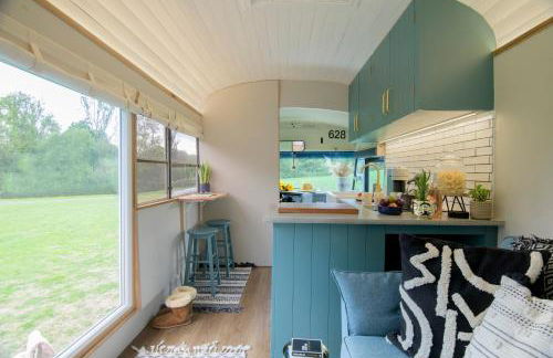 American School Bus Retreat with Hot Tub in Sussex Meadow - Foto 9