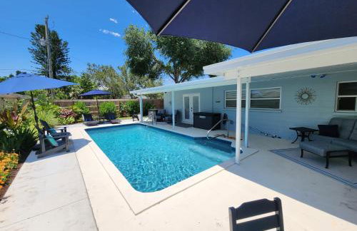 Coastal Vibes! Tropical heated pool home short drive to the beach - Foto 34