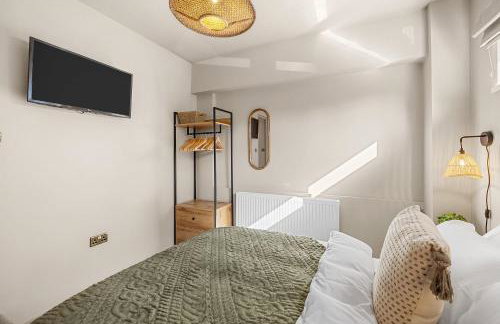 Luxury Plymouth Work & Stay House - Photo 20