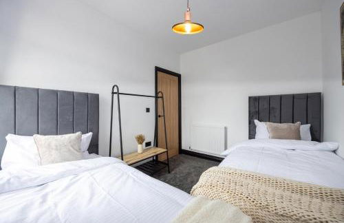 Midnight Manor Cinema Room, Fast WiFi, Ideal for Short & Long Stays - Foto 16