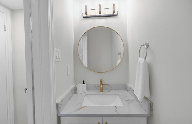 Beautiful House - On A Quiet Street - Photo 45