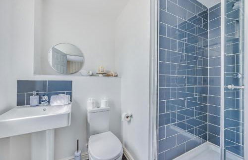 Beautiful Detached House with Driveway Parking, Study Room, Spacious Garden, Smart TVs and Fast Wifi by Yoko Property - Photo 6