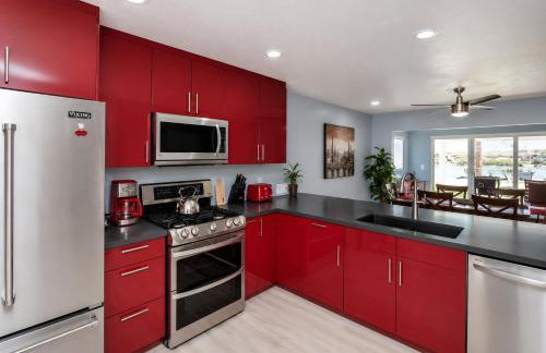 RIVERFRONT RUBY RED HOME WITH PRIVATE DOCK & View - Foto 9