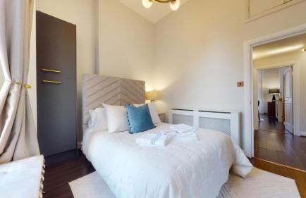 Stunning Hyde Park Home with Private Balcony & Lift Elevator Access - Foto 23