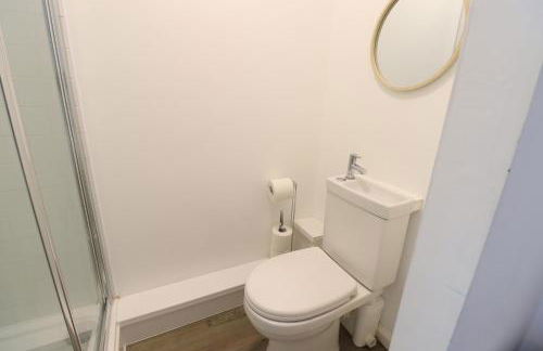 Detached Bungalow - Sleeps 8 - Free Parking, Fast Wifi, Smart TV and Garden by Yoko Property - Photo 21