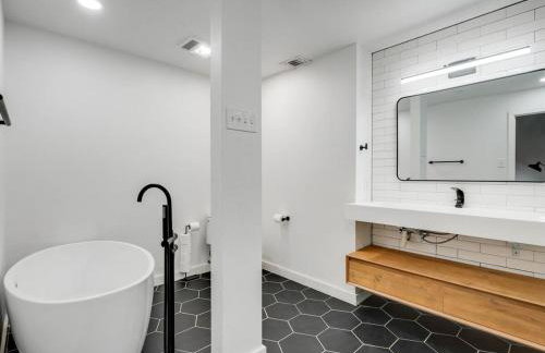 Modern Home - 1 Acre Lot w Pool Patios Jacuzzi - Foto 27