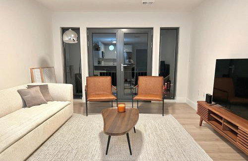 Modern 2 Bed Furnished Apartment in Quincy - Foto 12