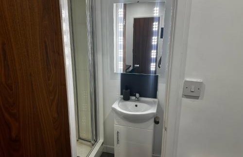 Cozzy Haven two min from Train station - Foto 13