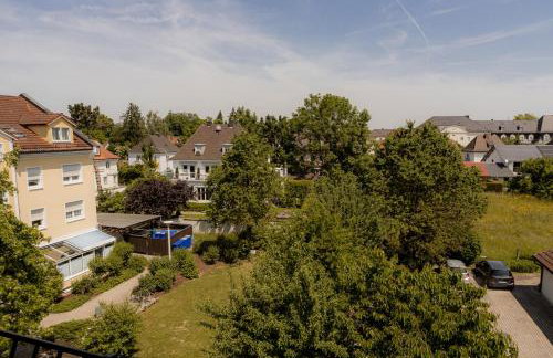 C4S COME4STAY Altötting - 3-Zi Whg I Zentrale Lage I Parkplatz I Balkon I WIFI I SmartTV I 1 Kingsize, 1 Queensize Bett I Office Arbeitsplatz I Wohnbereich mit Couch und Essbereich I voll ausgestattete Küche I Nespresso - Foto 32