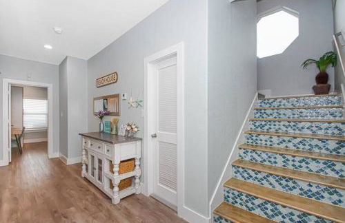 "The Ocean Aire" , 30 secs from the sand! - Photo 18