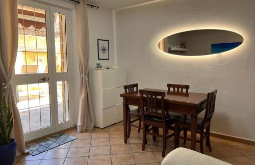 Un passo dal Mare - 50m from the Sea, with Garden, AC & WiFi - Foto 9