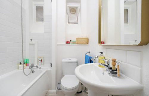 50 meters to the metro - Foto 23