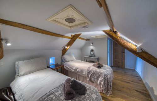 Putsborough Manor 3 Self Catering Cottages with Beach a short walk, dog friendly all year, On site Tennis, Play Area, Paddock, Spa baths, BBQ, Private Gardens, Superfast WIFI - Photo 47