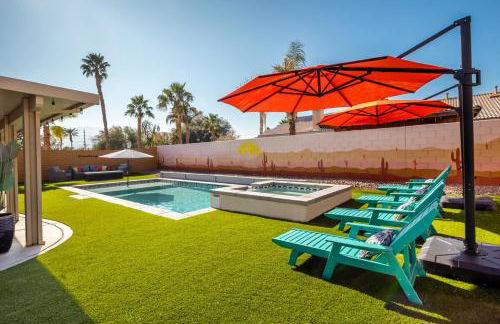 Spacious Yard, Sparkling Pool & Spa, Firepit, 9beds! - Photo 1