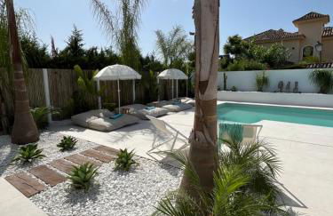 Casa Duende, Estepona, Private beach house with heated pool - Photo 3