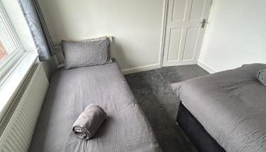 Hellaby House - Photo 2