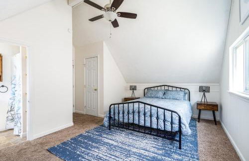 Hot Tub, Wraparound Deck, & WiFi at Chalet Cabin - Foto 14